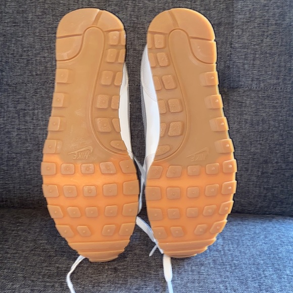 SALE 🛍️🛍️ WOMENS NIKE tan shoe MD RUNNER 2 - Picture 5 of 5